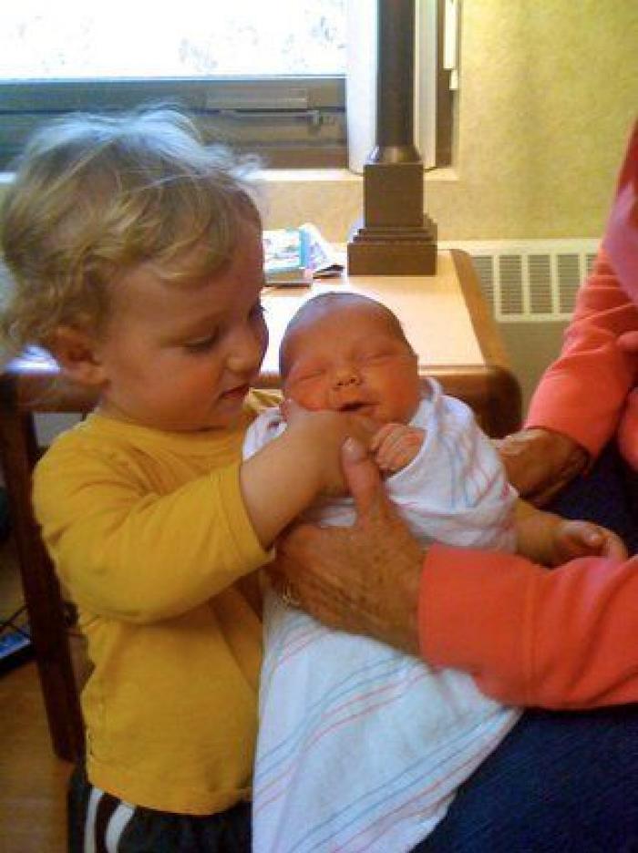 Ternura máxima: 32 fotos de hermanos mayores conociendo a sus hermanos recién nacidos