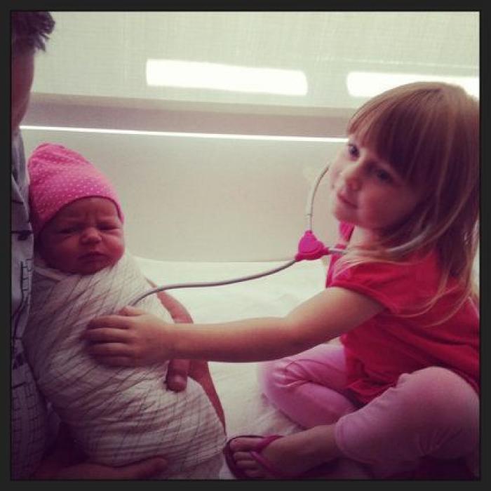 Ternura máxima: 32 fotos de hermanos mayores conociendo a sus hermanos recién nacidos