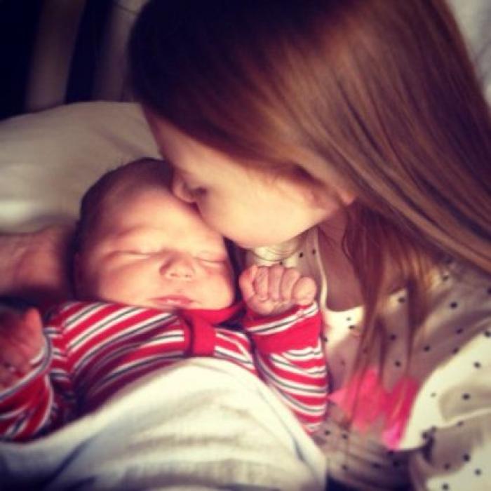 Ternura máxima: 32 fotos de hermanos mayores conociendo a sus hermanos recién nacidos