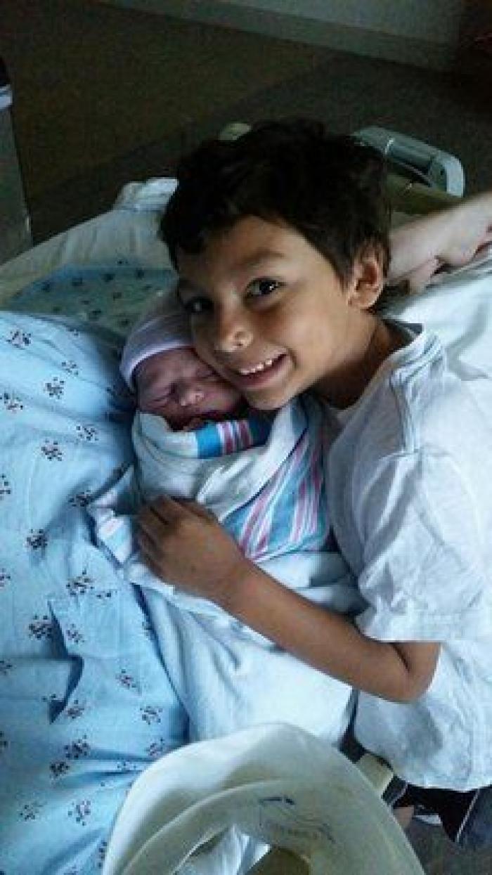 Ternura máxima: 32 fotos de hermanos mayores conociendo a sus hermanos recién nacidos