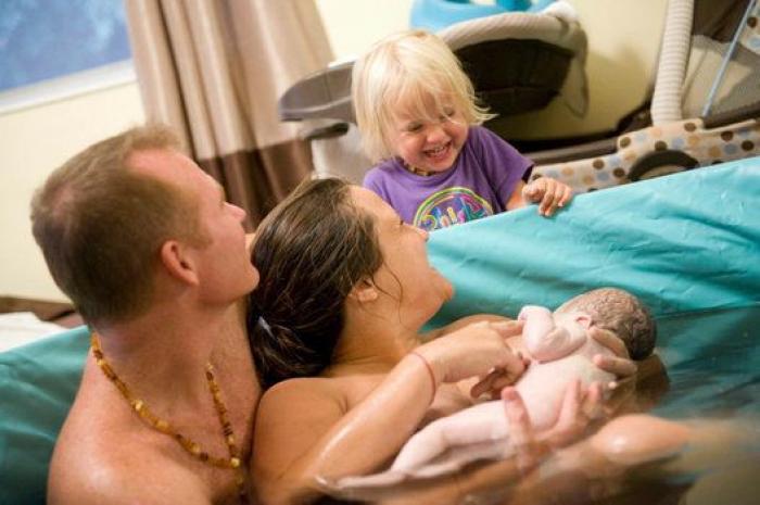 Ternura máxima: 32 fotos de hermanos mayores conociendo a sus hermanos recién nacidos