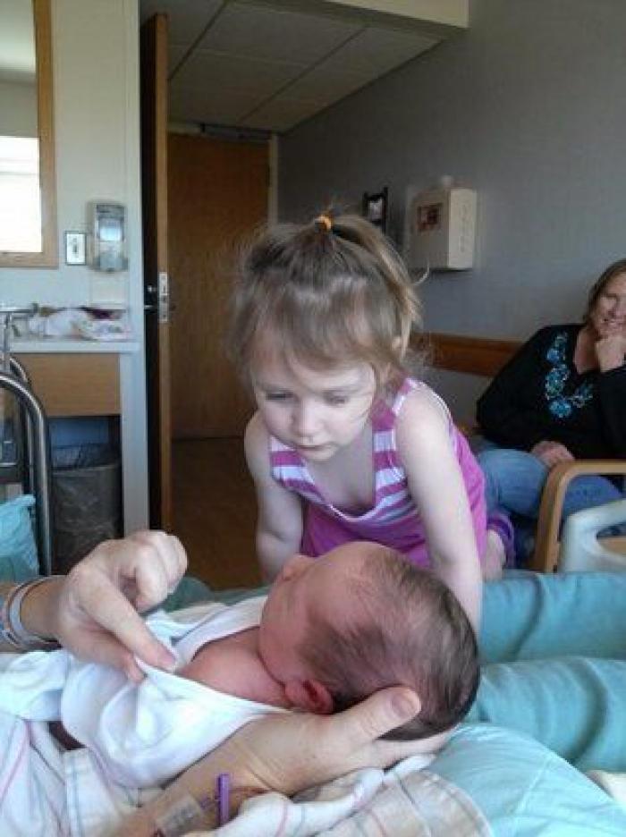 Ternura máxima: 32 fotos de hermanos mayores conociendo a sus hermanos recién nacidos