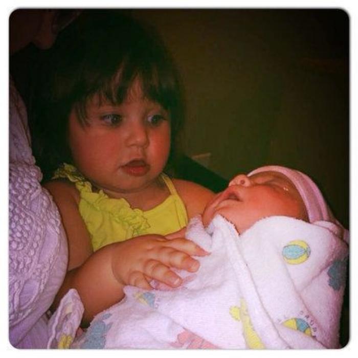 Ternura máxima: 32 fotos de hermanos mayores conociendo a sus hermanos recién nacidos