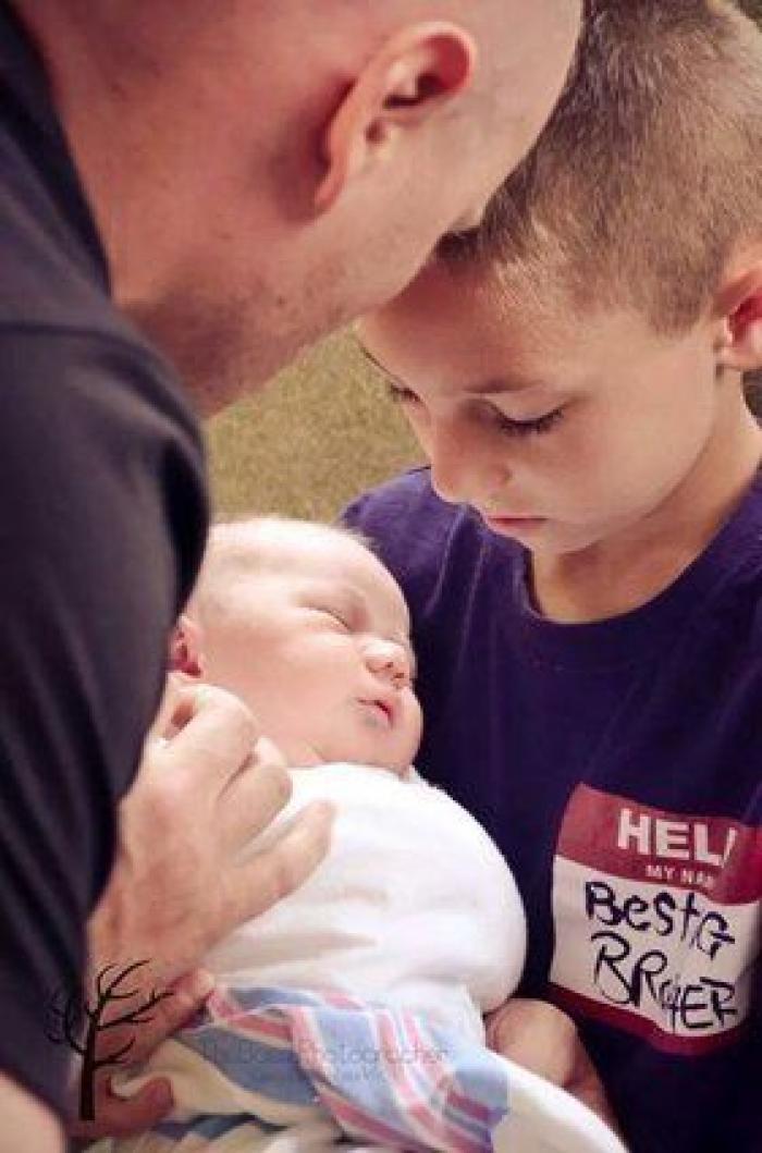 Ternura máxima: 32 fotos de hermanos mayores conociendo a sus hermanos recién nacidos