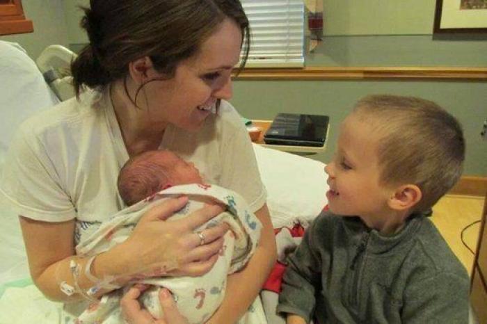 Ternura máxima: 32 fotos de hermanos mayores conociendo a sus hermanos recién nacidos