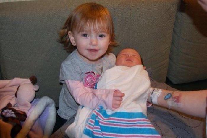 Ternura máxima: 32 fotos de hermanos mayores conociendo a sus hermanos recién nacidos