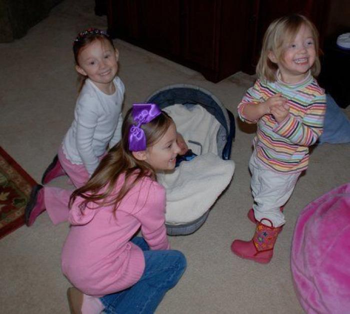 Ternura máxima: 32 fotos de hermanos mayores conociendo a sus hermanos recién nacidos