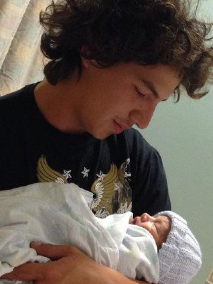 Ternura máxima: 32 fotos de hermanos mayores conociendo a sus hermanos recién nacidos