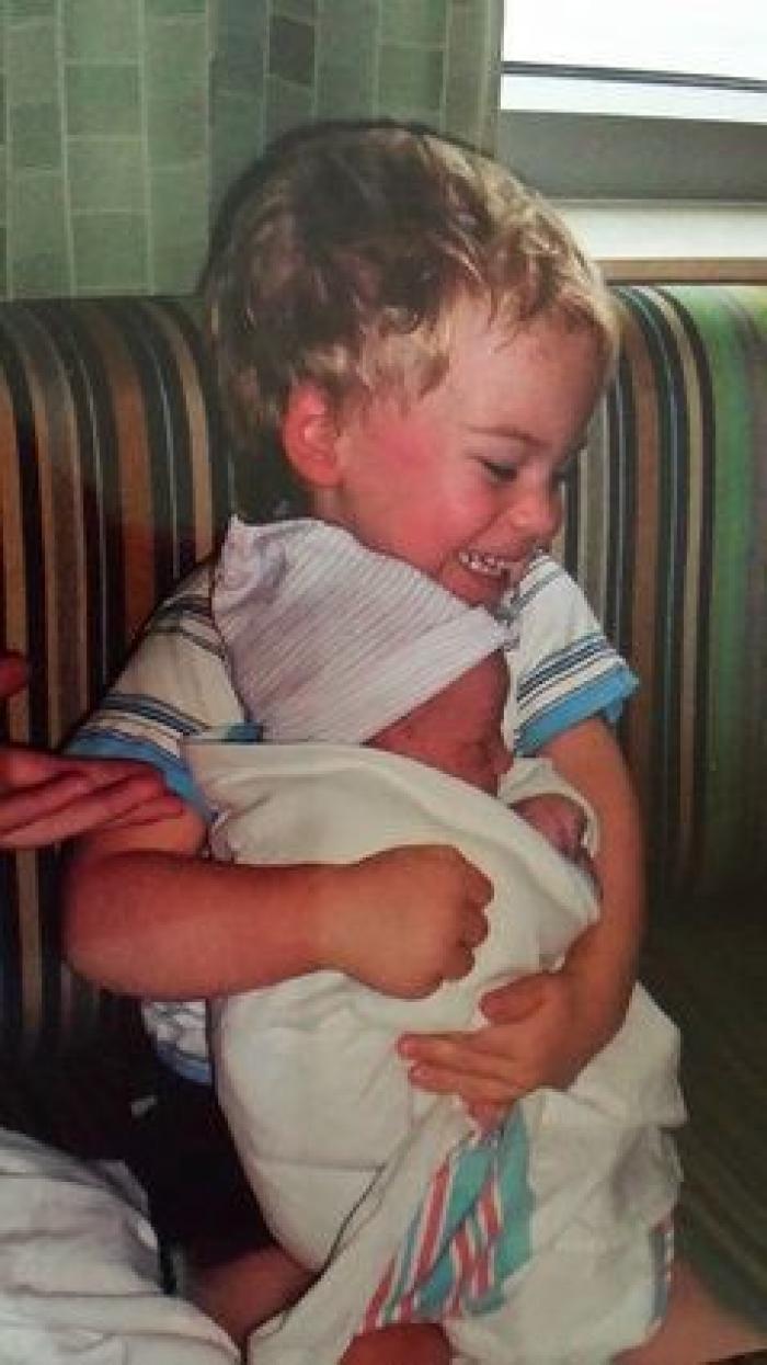 Ternura máxima: 32 fotos de hermanos mayores conociendo a sus hermanos recién nacidos