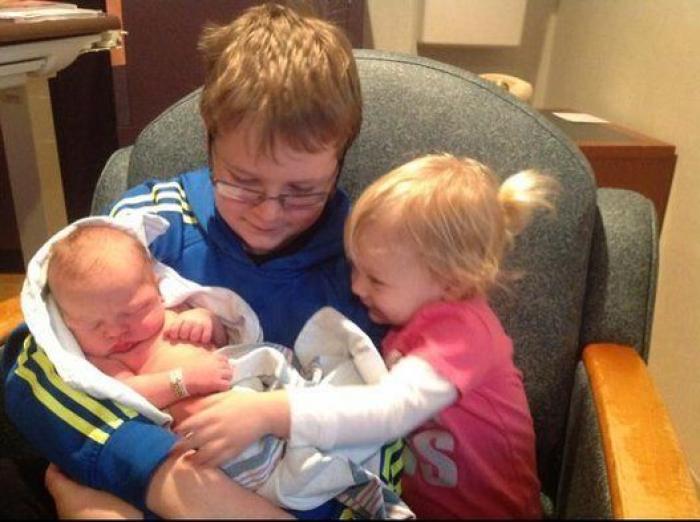 Ternura máxima: 32 fotos de hermanos mayores conociendo a sus hermanos recién nacidos