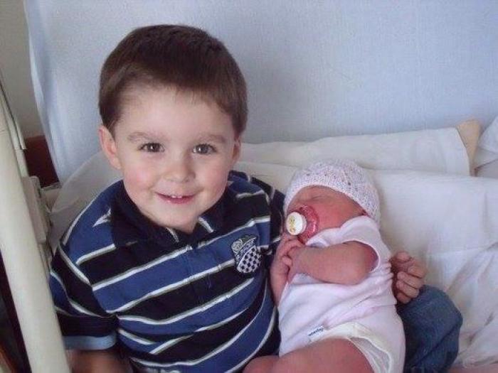 Ternura máxima: 32 fotos de hermanos mayores conociendo a sus hermanos recién nacidos