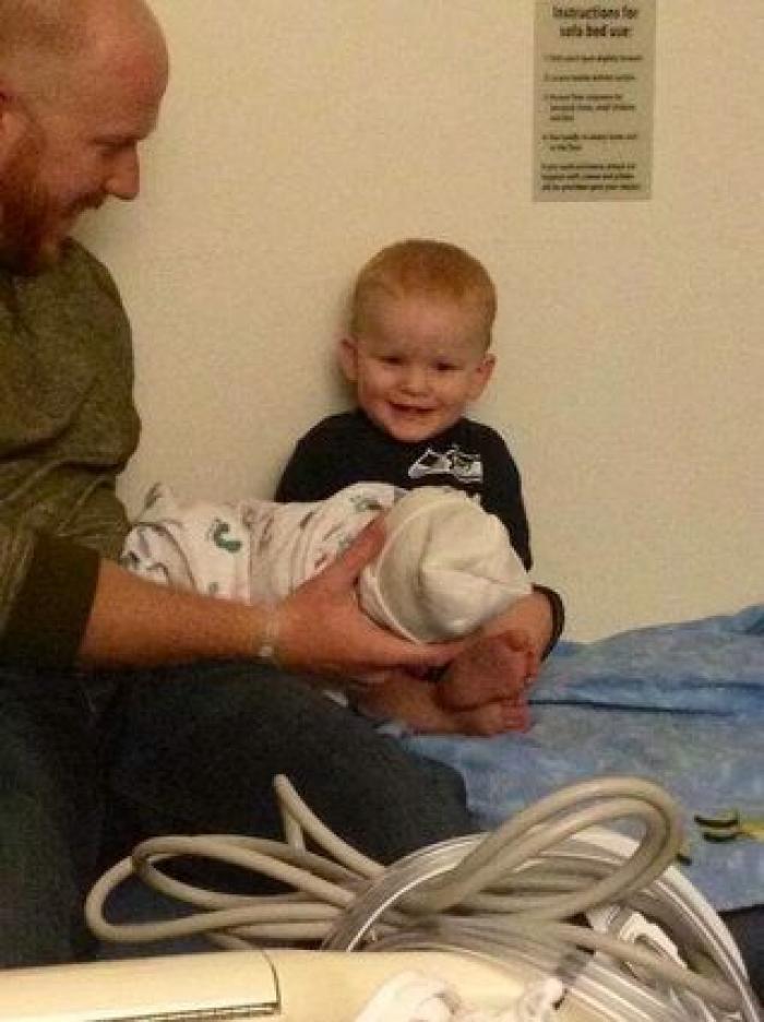 Ternura máxima: 32 fotos de hermanos mayores conociendo a sus hermanos recién nacidos