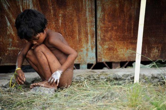 185 migrantes rohingyas consiguen llegar a Indonesia tras un mes a la deriva en una patera