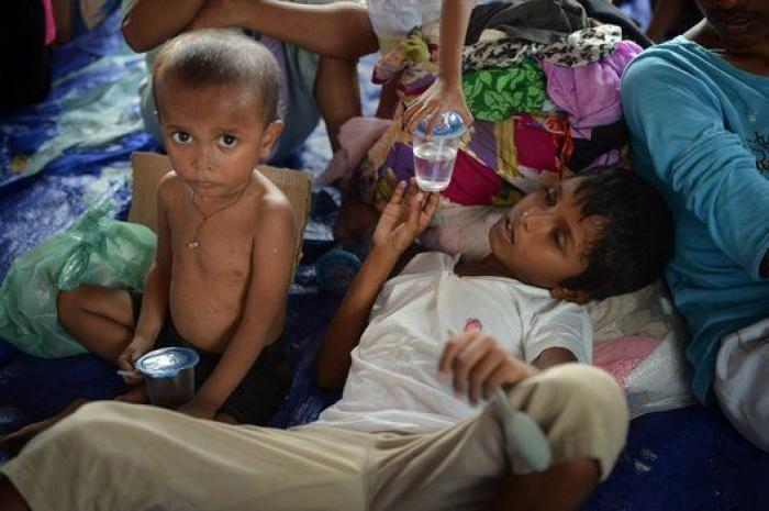 185 migrantes rohingyas consiguen llegar a Indonesia tras un mes a la deriva en una patera