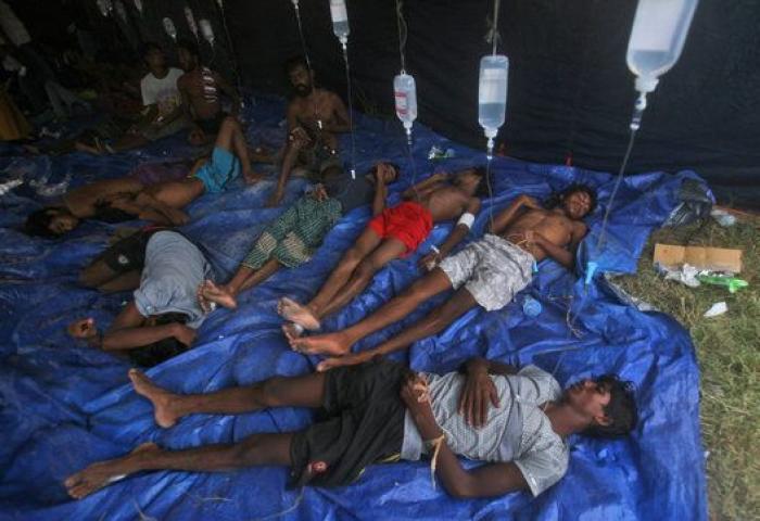 185 migrantes rohingyas consiguen llegar a Indonesia tras un mes a la deriva en una patera