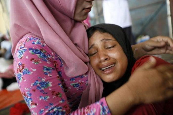 185 migrantes rohingyas consiguen llegar a Indonesia tras un mes a la deriva en una patera