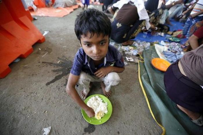 185 migrantes rohingyas consiguen llegar a Indonesia tras un mes a la deriva en una patera