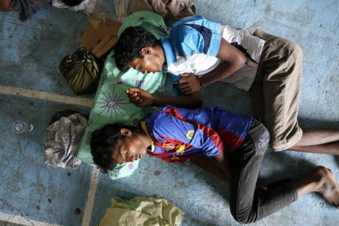 185 migrantes rohingyas consiguen llegar a Indonesia tras un mes a la deriva en una patera