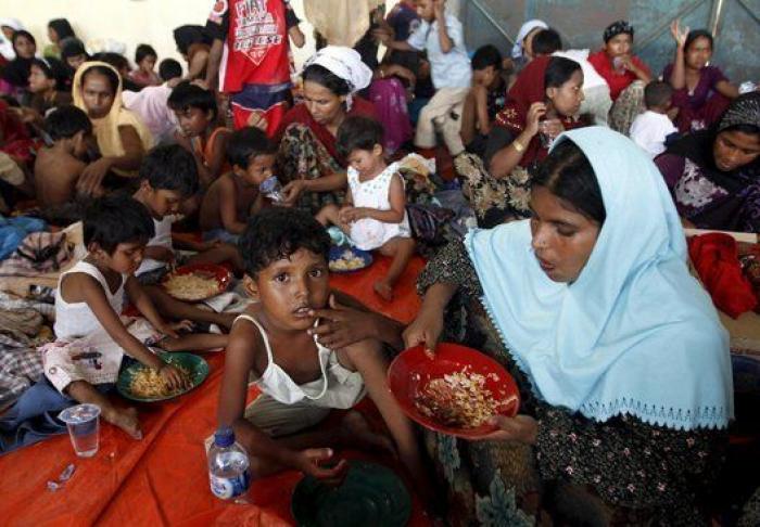 185 migrantes rohingyas consiguen llegar a Indonesia tras un mes a la deriva en una patera