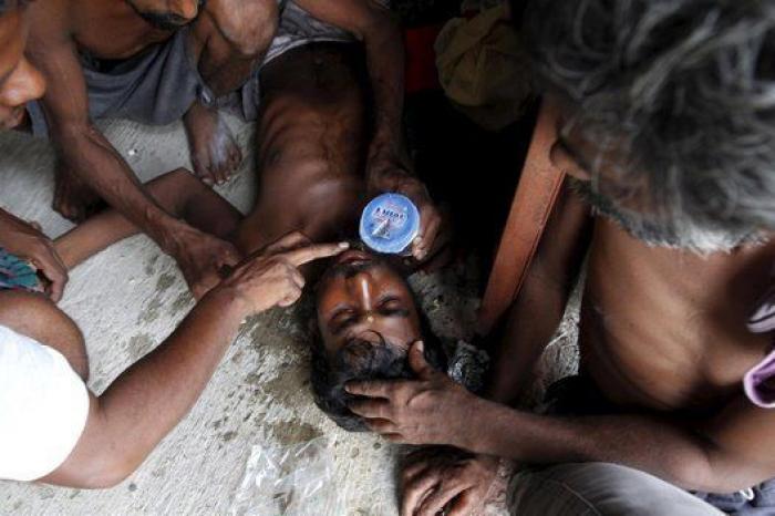 185 migrantes rohingyas consiguen llegar a Indonesia tras un mes a la deriva en una patera