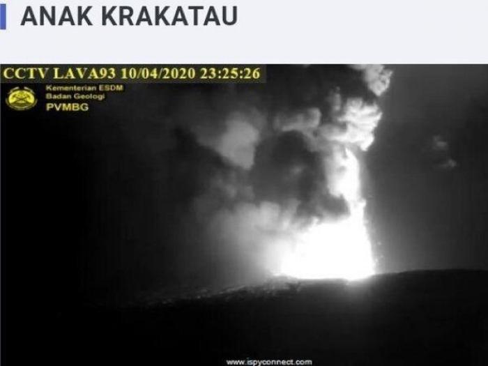 Entra en erupción el volcán Anak Krakatau, que en 2018 causó 439 muertos