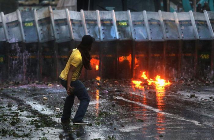 Willy Toledo revienta contra Miguel Bosé: "Explota a mujeres pobres y compra bebés a la carta"
