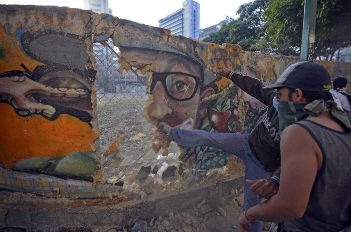 Willy Toledo revienta contra Miguel Bosé: "Explota a mujeres pobres y compra bebés a la carta"