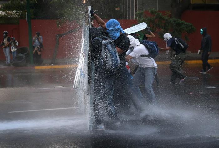 Willy Toledo revienta contra Miguel Bosé: "Explota a mujeres pobres y compra bebés a la carta"