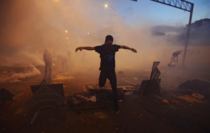 Willy Toledo revienta contra Miguel Bosé: "Explota a mujeres pobres y compra bebés a la carta"