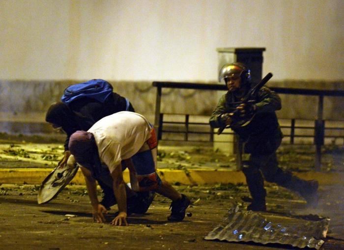 Willy Toledo revienta contra Miguel Bosé: "Explota a mujeres pobres y compra bebés a la carta"