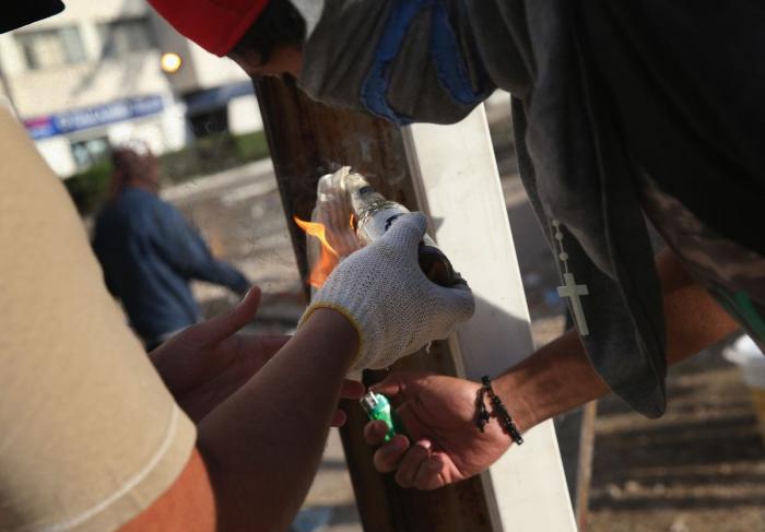 Willy Toledo revienta contra Miguel Bosé: "Explota a mujeres pobres y compra bebés a la carta"