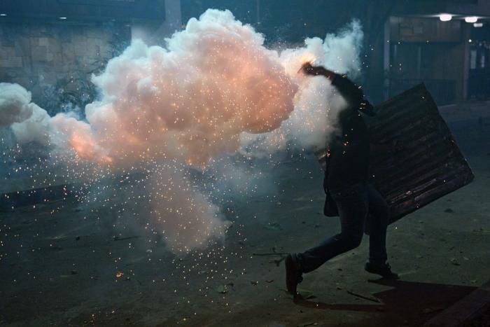 Willy Toledo revienta contra Miguel Bosé: "Explota a mujeres pobres y compra bebés a la carta"