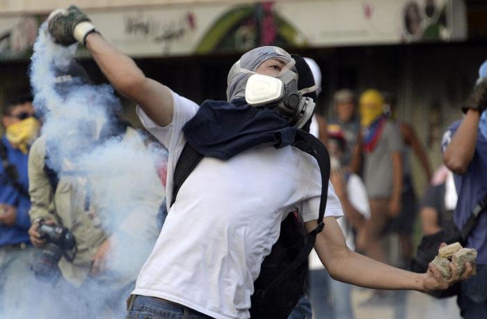 Willy Toledo revienta contra Miguel Bosé: "Explota a mujeres pobres y compra bebés a la carta"