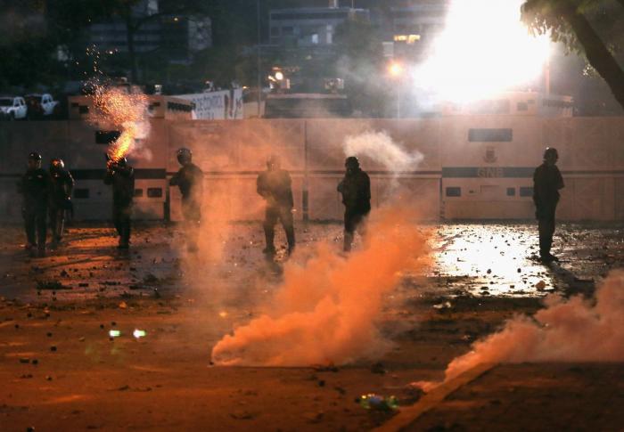 Willy Toledo revienta contra Miguel Bosé: "Explota a mujeres pobres y compra bebés a la carta"