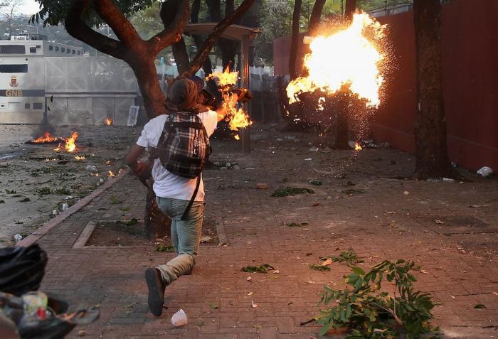 Willy Toledo revienta contra Miguel Bosé: "Explota a mujeres pobres y compra bebés a la carta"