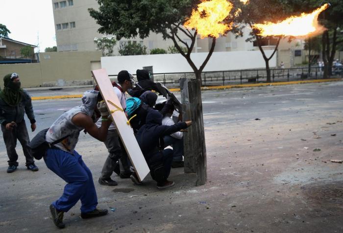 Willy Toledo revienta contra Miguel Bosé: "Explota a mujeres pobres y compra bebés a la carta"