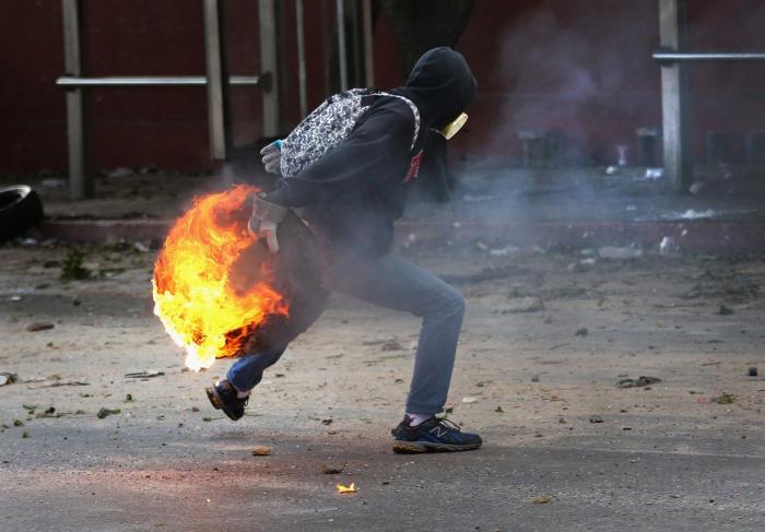 Willy Toledo revienta contra Miguel Bosé: "Explota a mujeres pobres y compra bebés a la carta"