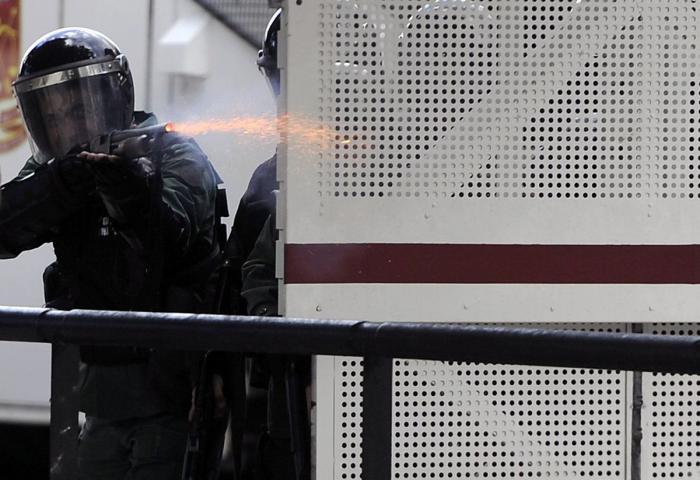 Willy Toledo revienta contra Miguel Bosé: "Explota a mujeres pobres y compra bebés a la carta"