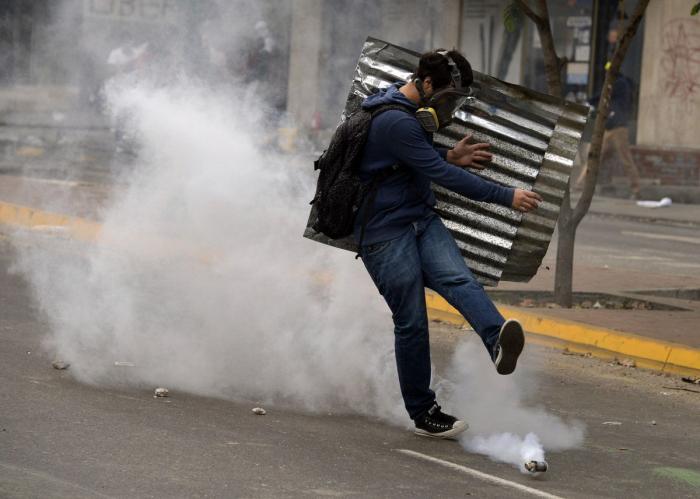 Willy Toledo revienta contra Miguel Bosé: "Explota a mujeres pobres y compra bebés a la carta"