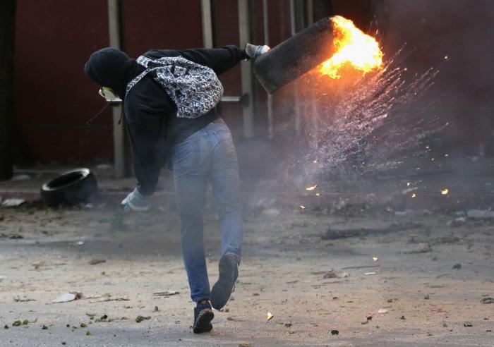 Willy Toledo revienta contra Miguel Bosé: "Explota a mujeres pobres y compra bebés a la carta"