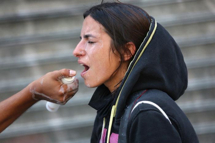Willy Toledo revienta contra Miguel Bosé: "Explota a mujeres pobres y compra bebés a la carta"