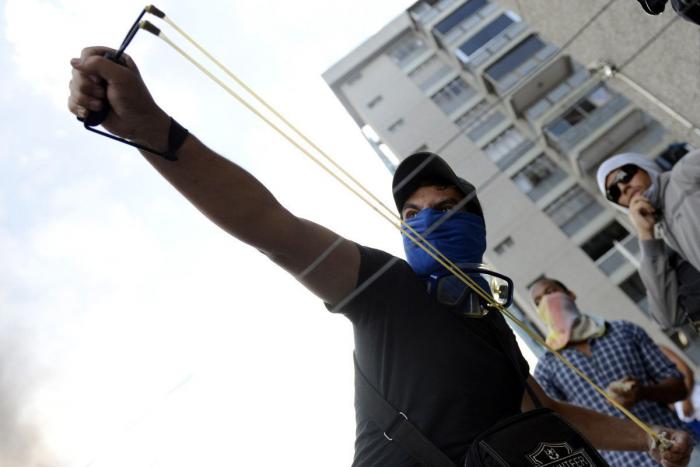 Willy Toledo revienta contra Miguel Bosé: "Explota a mujeres pobres y compra bebés a la carta"