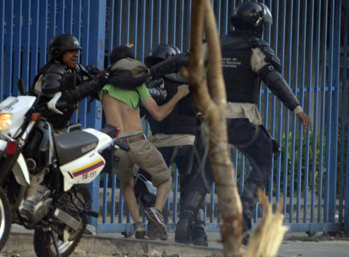 Willy Toledo revienta contra Miguel Bosé: "Explota a mujeres pobres y compra bebés a la carta"