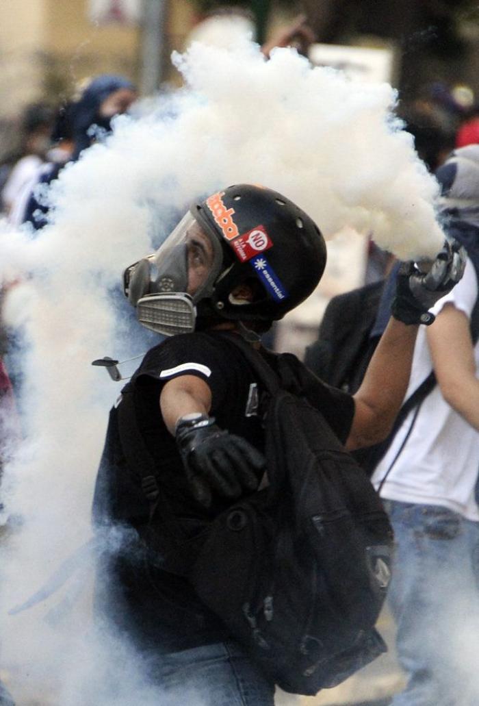 Willy Toledo revienta contra Miguel Bosé: "Explota a mujeres pobres y compra bebés a la carta"