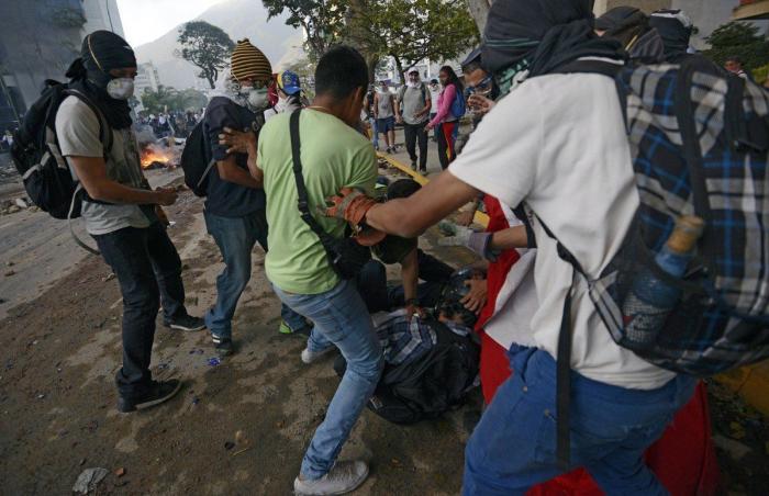 Willy Toledo revienta contra Miguel Bosé: "Explota a mujeres pobres y compra bebés a la carta"