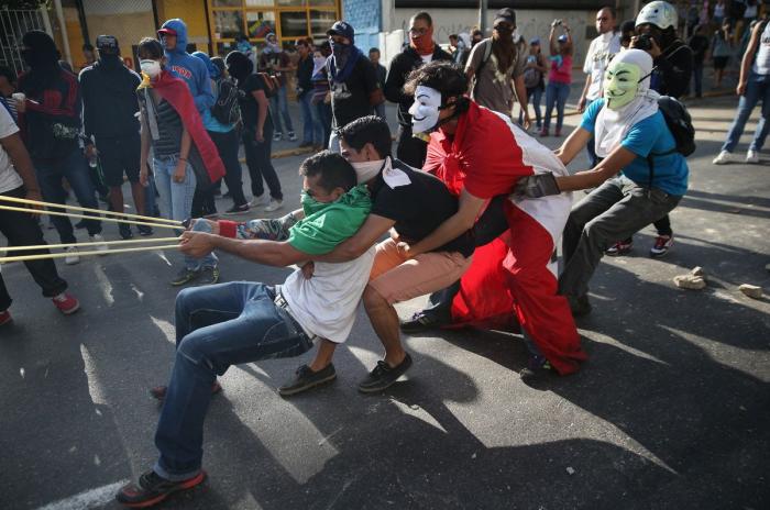 Willy Toledo revienta contra Miguel Bosé: "Explota a mujeres pobres y compra bebés a la carta"