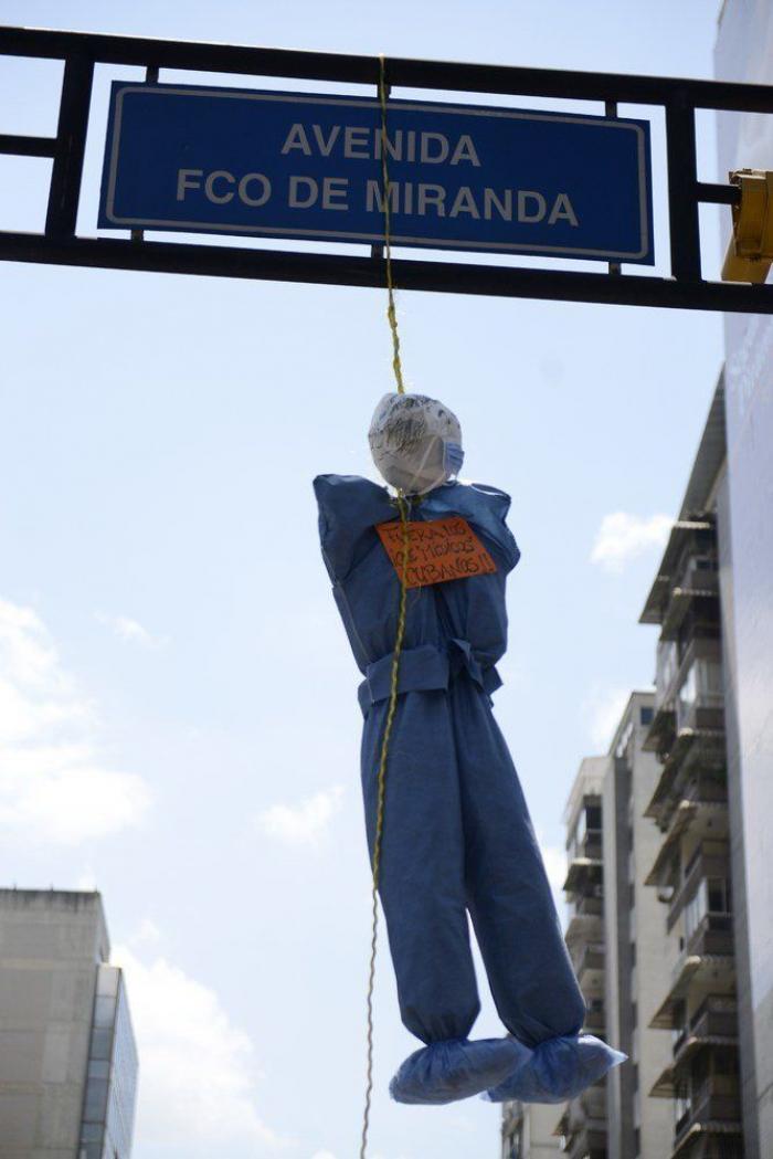 Willy Toledo revienta contra Miguel Bosé: "Explota a mujeres pobres y compra bebés a la carta"