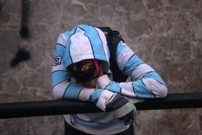 Willy Toledo revienta contra Miguel Bosé: "Explota a mujeres pobres y compra bebés a la carta"