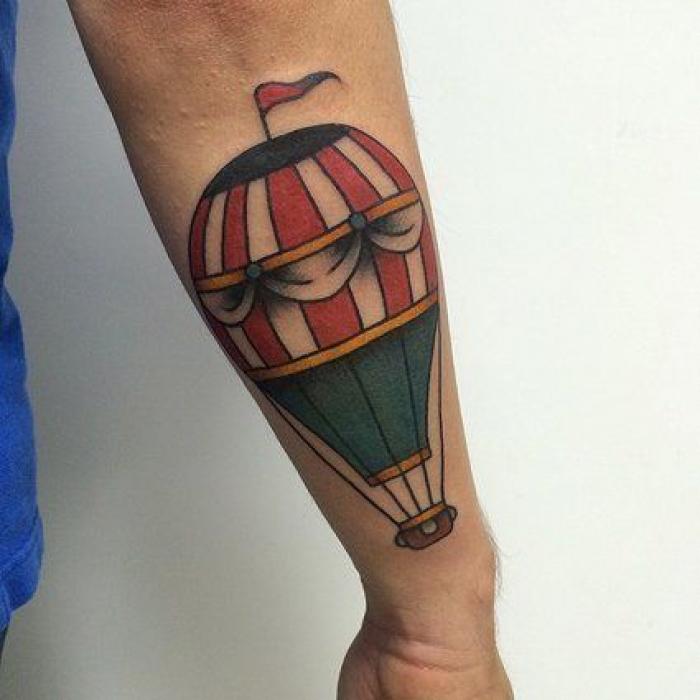 Revienta Twitter con la conversación de su hermana explicando el tatuaje que quiere hacerse