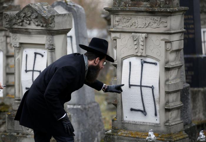 FOTOS: Un cementerio judío en Francia amanece plagado de esvásticas